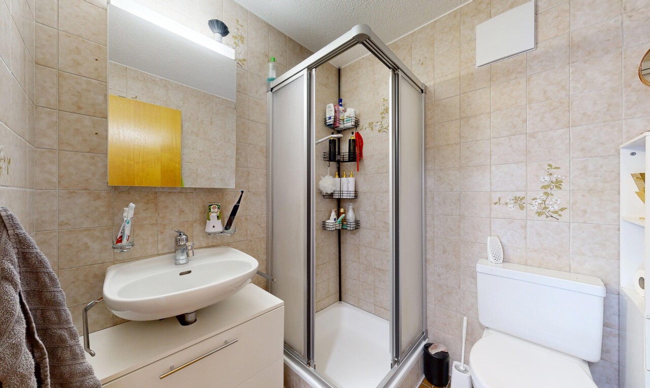 salle de bains avec mur en carrelage, tile wall, salle de bain complète, miroir, et lavabo (ou coiffeuse selon le contexte)