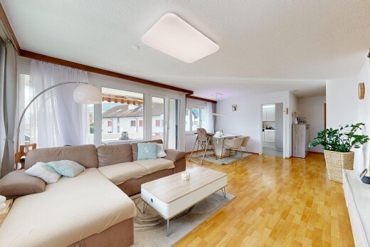 wohn- / esszimmer mit natürliches licht, natural light, inside property, holzfußboden, und wood finish floor