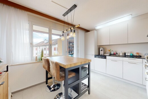 küche mit natürliches licht, natural light, pendelleuchte, inside property, und arbeitsplatten