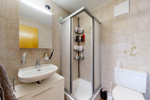 bad mit fliesenwand, tile wall, komplettes badezimmer, spiegel, und schminktisch