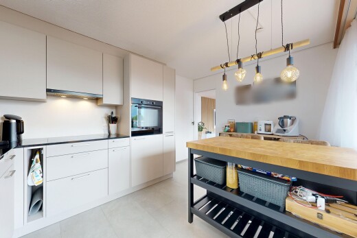 küche mit pendelleuchte, gipskartonwand, drywall, arbeitsplatten, und weiße schränke