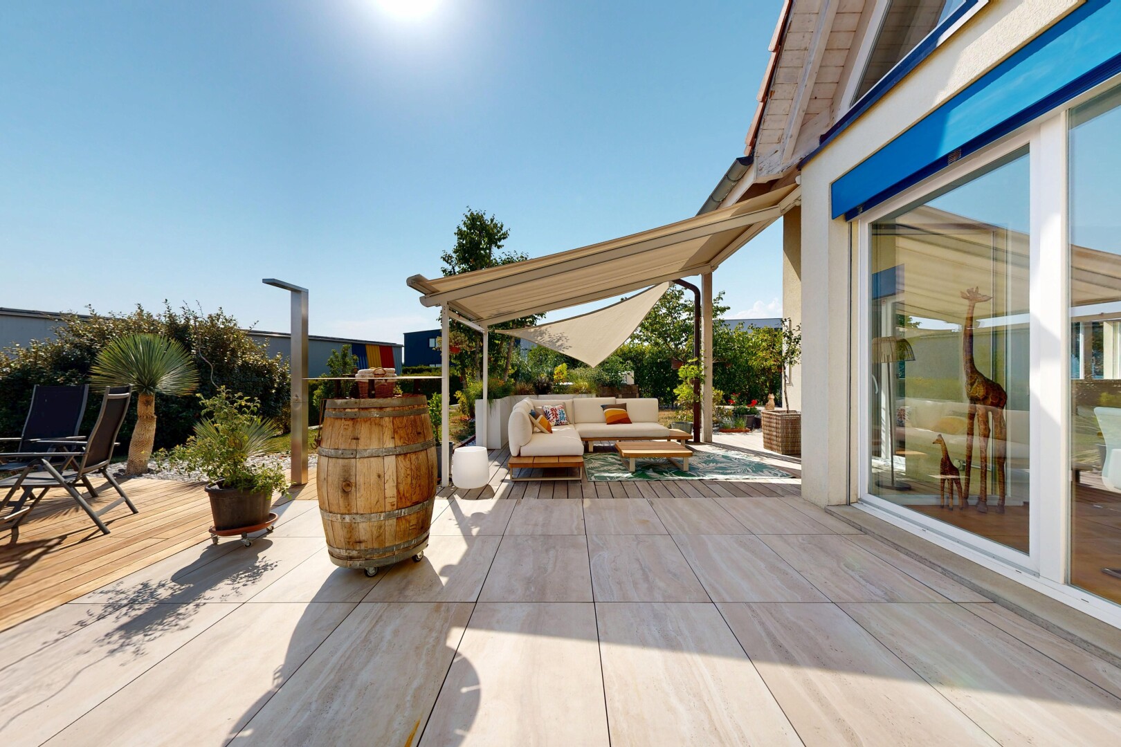 terrasse avec terrasse, espace de vie extérieur, from property, day time, et auvent