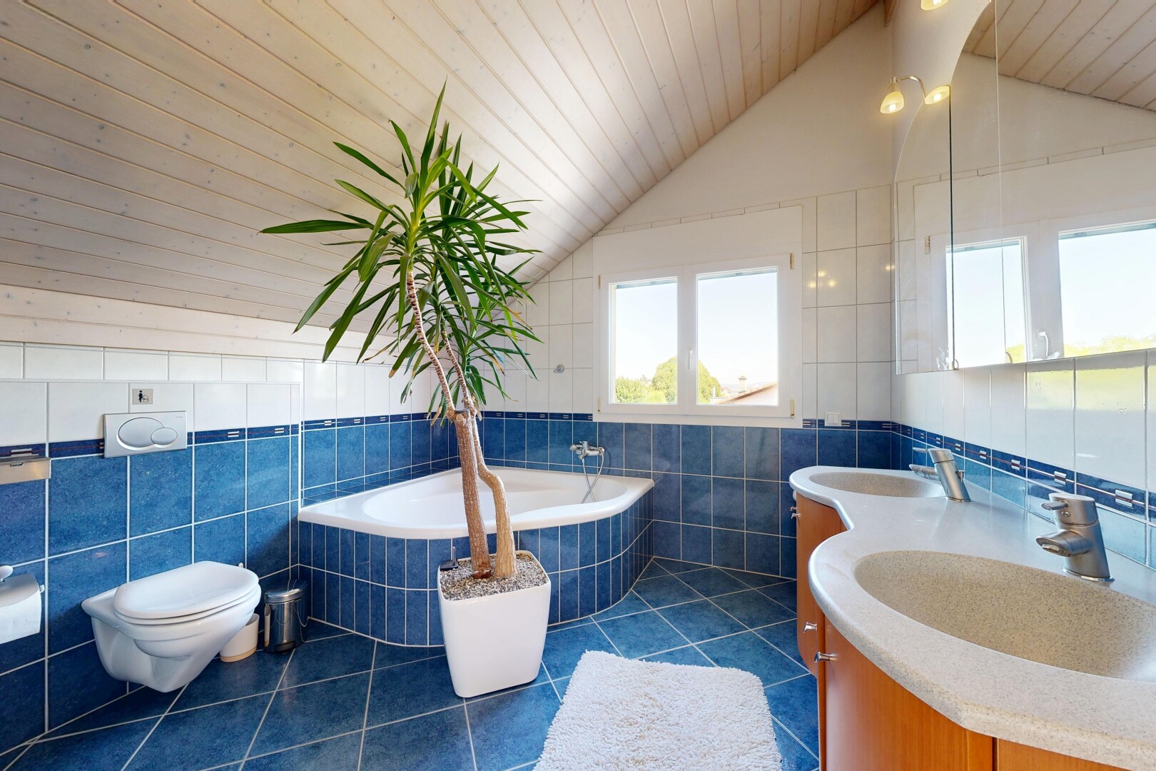 salle de bains avec mur en carrelage, tile wall, salle de bain complète, plafond voûté, et vaulted ceiling