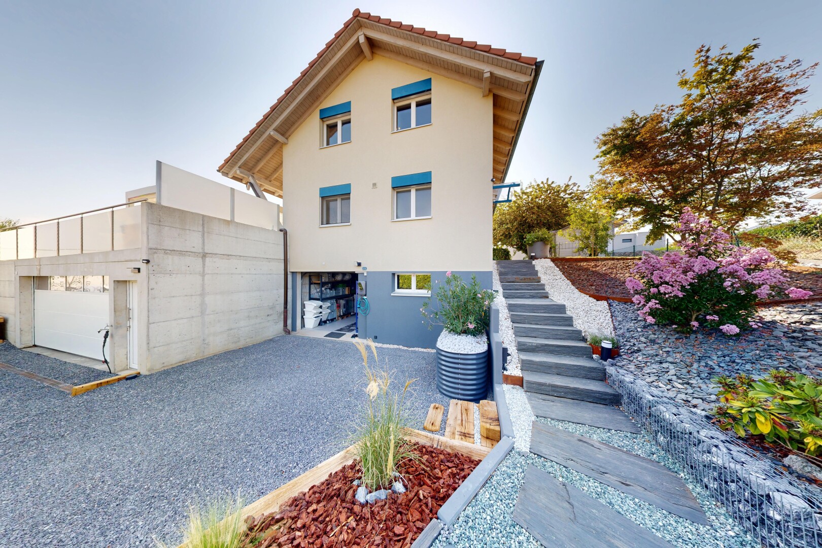 façade avec property visible, bardage en stuc, toit en tuiles, et escaliers