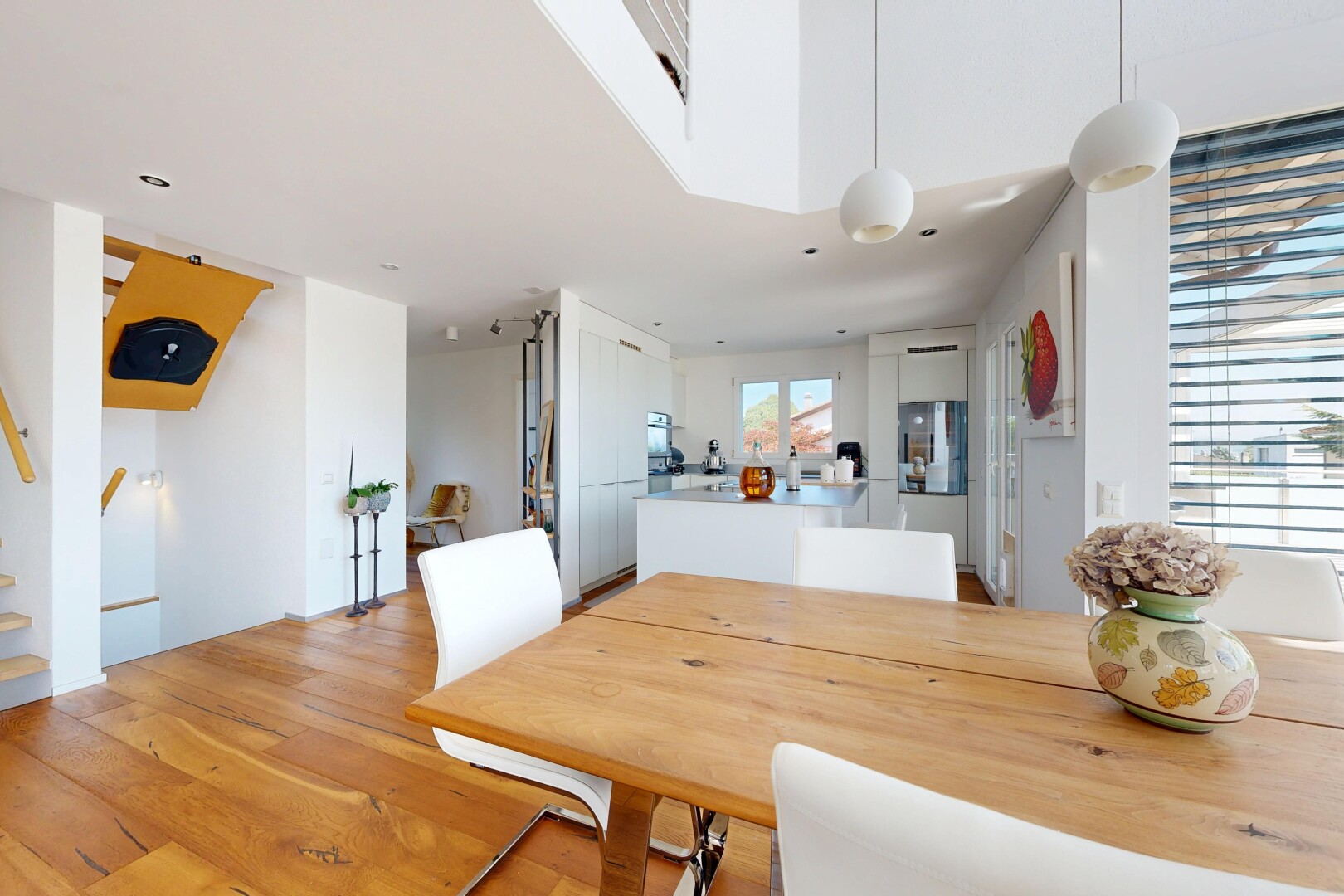 salle à manger avec escaliers, wood finish floor, sol en finition bois, light floor, et drywall