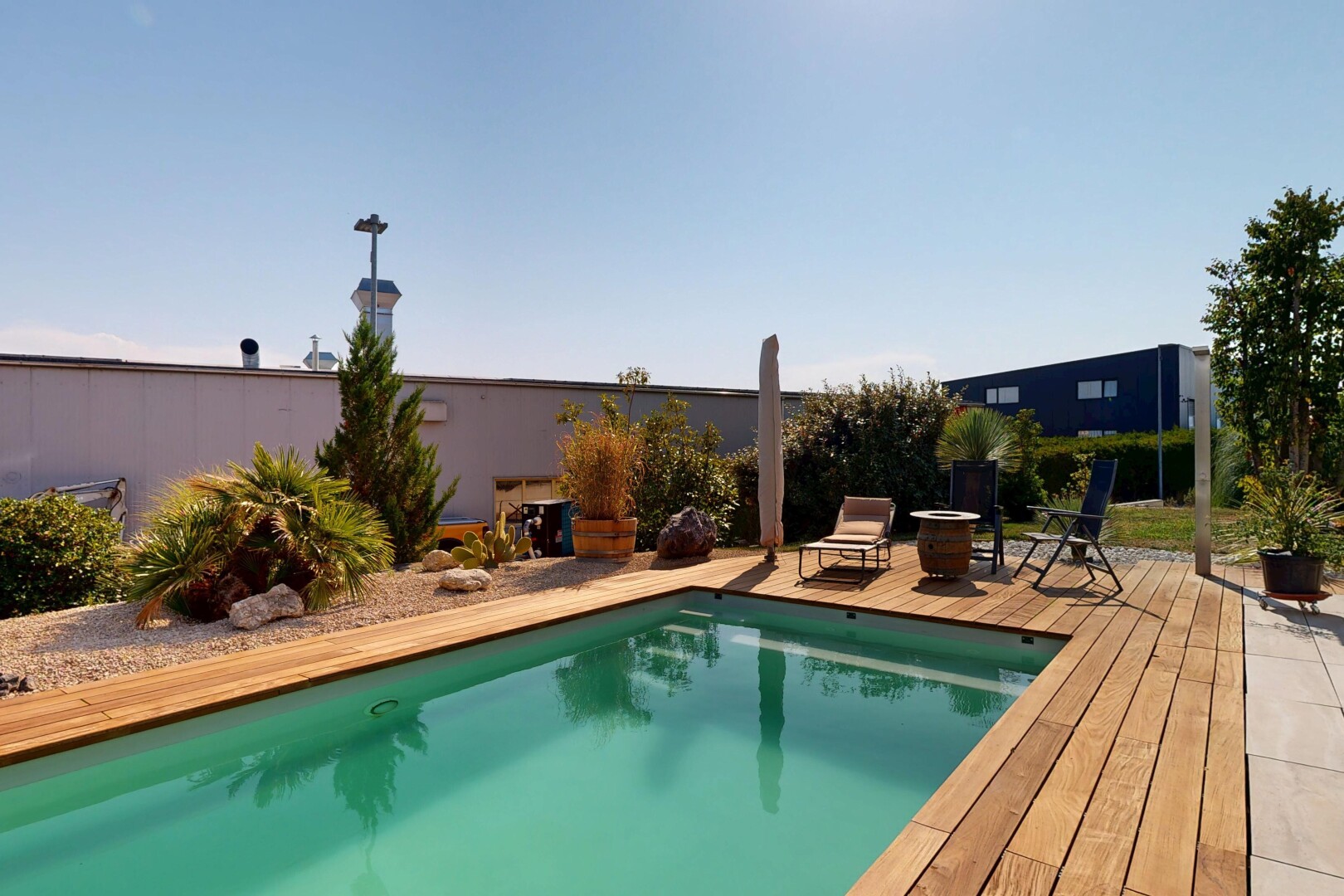 piscine avec terrasse, piscine, from property, clôture, et day time