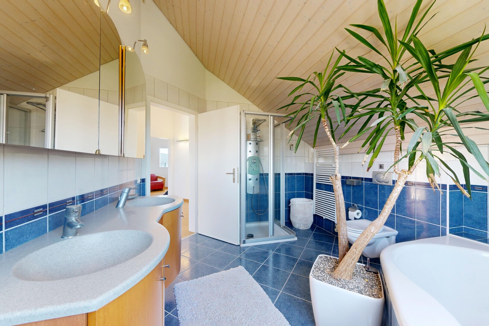 salle de bains avec salle de bain complète, évier, douche, tile wall, et mur en carrelage