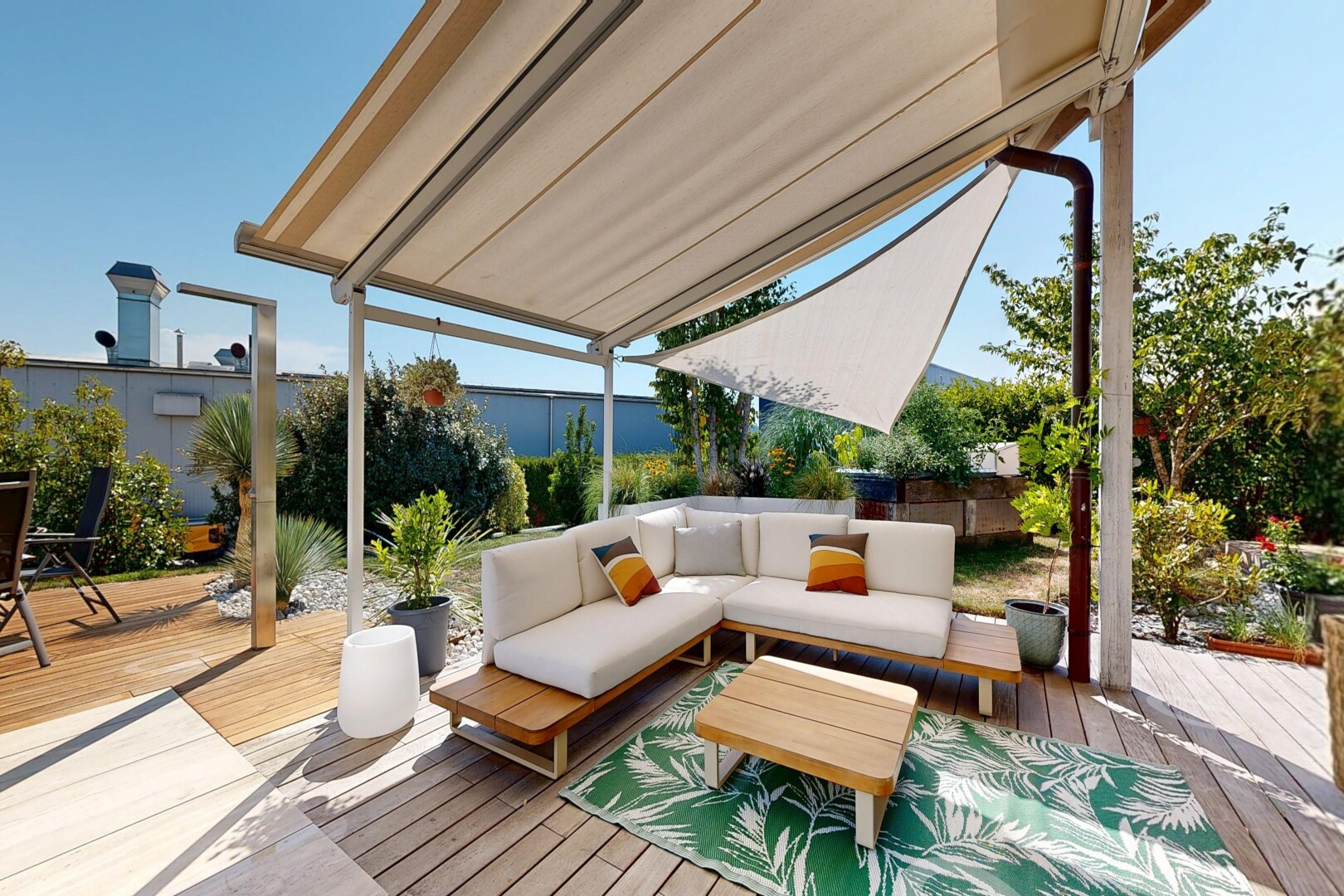 terrasse avec espace de vie extérieur, terrasse, from property, et day time