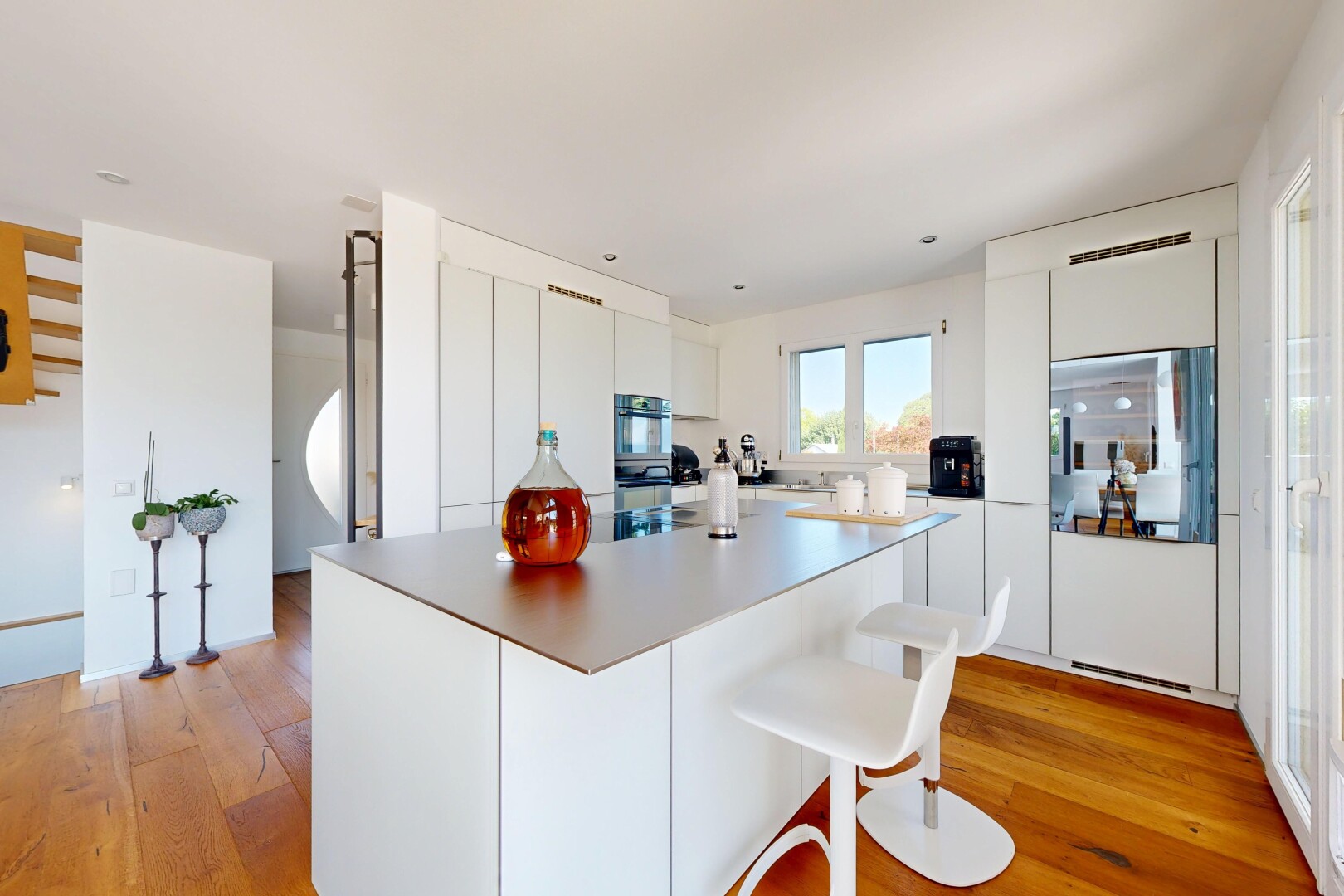 cuisine avec light floor, kitchen bar, bar de cuisine, kitchen island, et îlot de cuisine