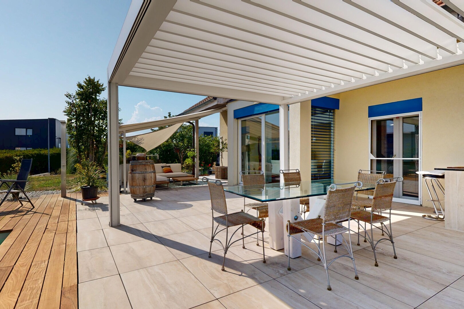 terrasse avec coin repas extérieur, from property, terrasse, pergola, et property visible