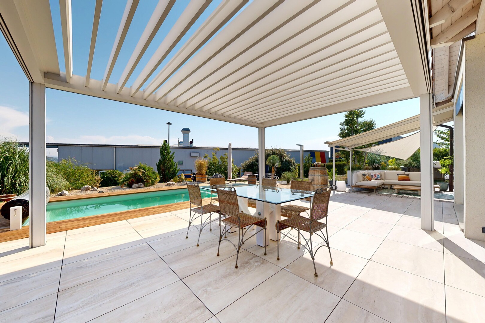 terrasse avec piscine, day time, coin repas extérieur, pergola, et from property