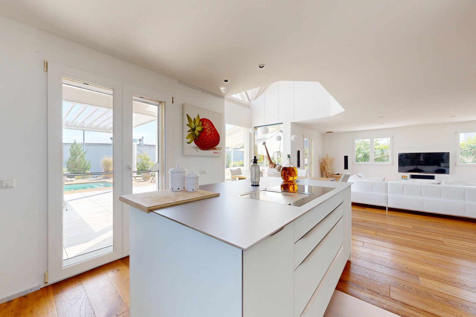 cuisine avec kitchen island, îlot de cuisine, light countertops, plans de travail, et lumière naturelle