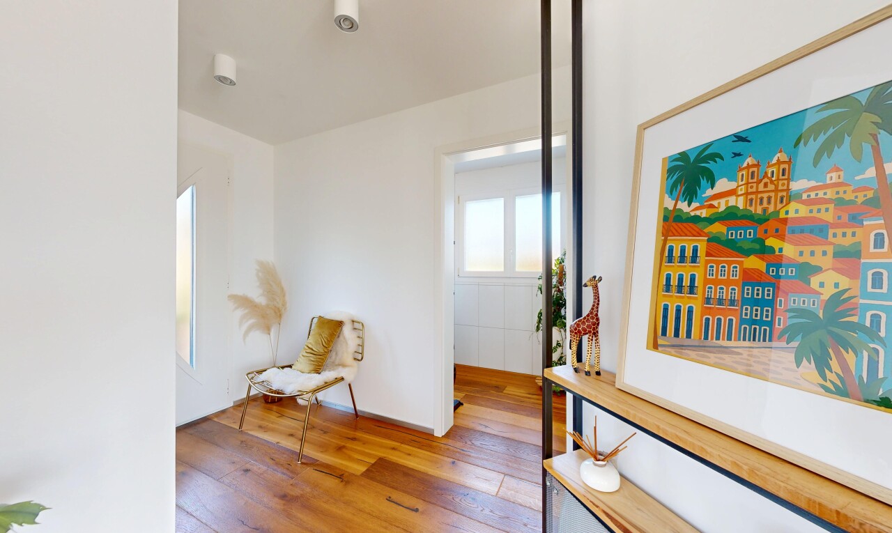 couloir avec sol en finition bois, wood finish floor, cloison sèche, drywall, et hardwood floor