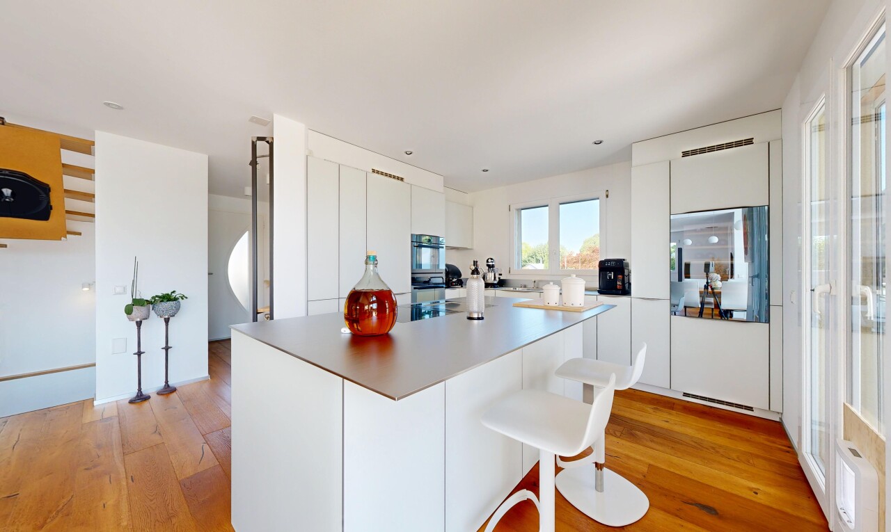 cuisine avec light floor, kitchen bar, bar de cuisine, kitchen island, et îlot de cuisine