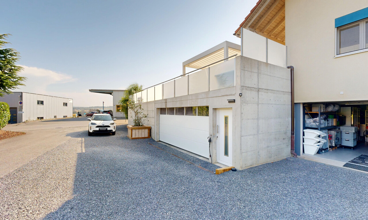 façade avec day time et garage