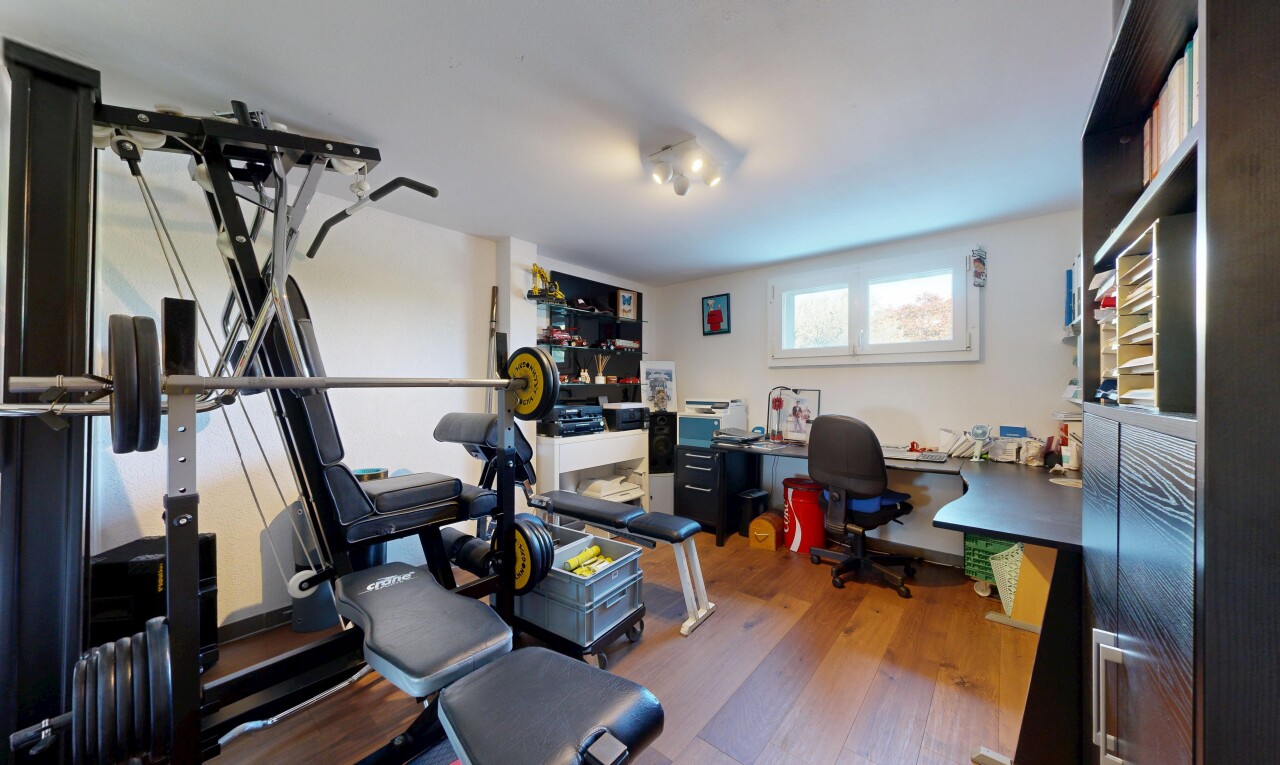 gym avec sol en finition bois, wood finish floor, inside property, cloison sèche, et drywall