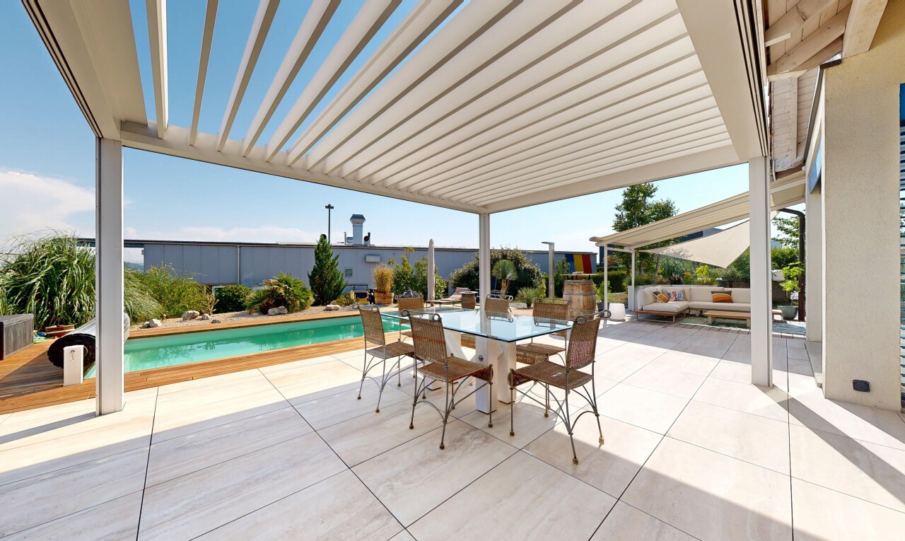 terrasse avec piscine, day time, coin repas extérieur, pergola, et from property