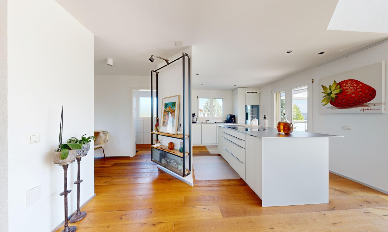 cuisine avec flat panel cabinets, armoires à panneau plat, sol en finition bois, wood finish floor, et light floor