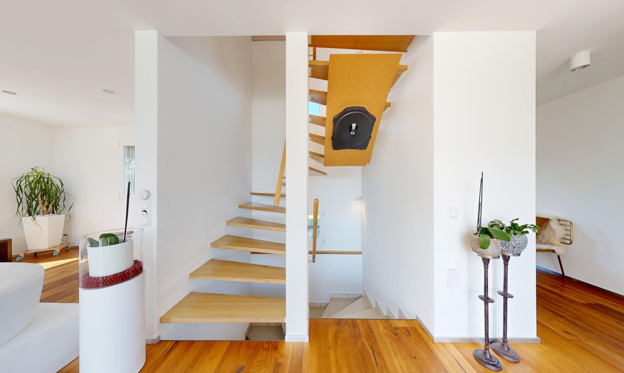 escaliers avec sol en finition bois, wood finish floor, escaliers, cloison sèche, et drywall