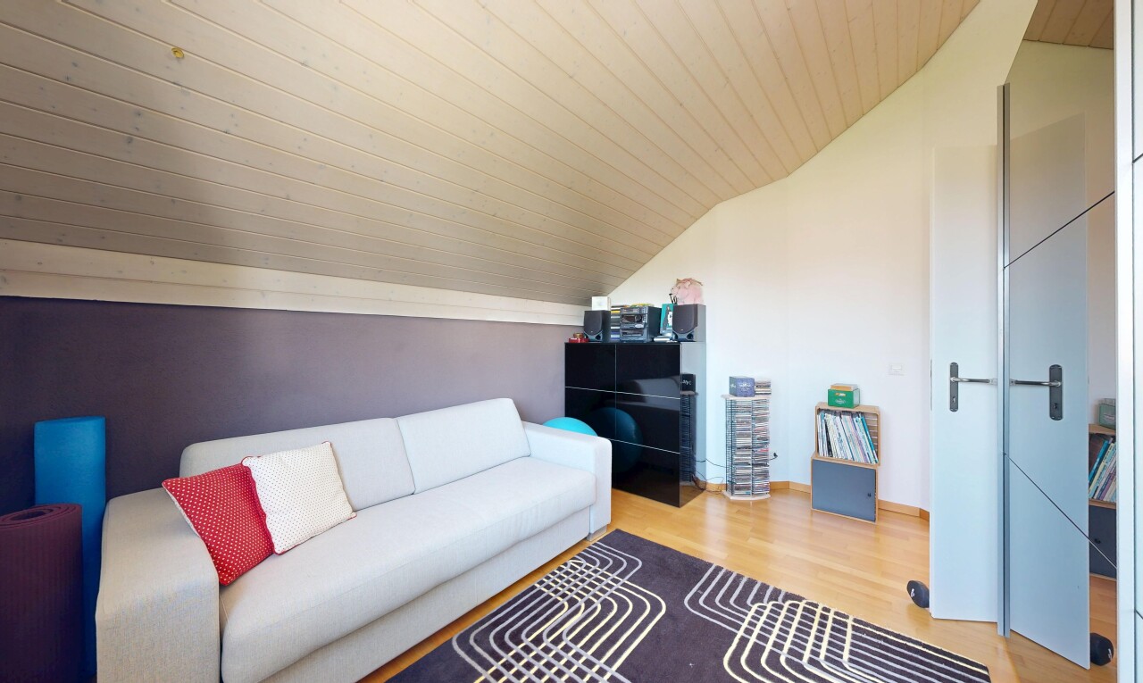 salon avec pièce supplémentaire, wood finish floor, sol en finition bois, vaulted ceiling, et plafond voûté