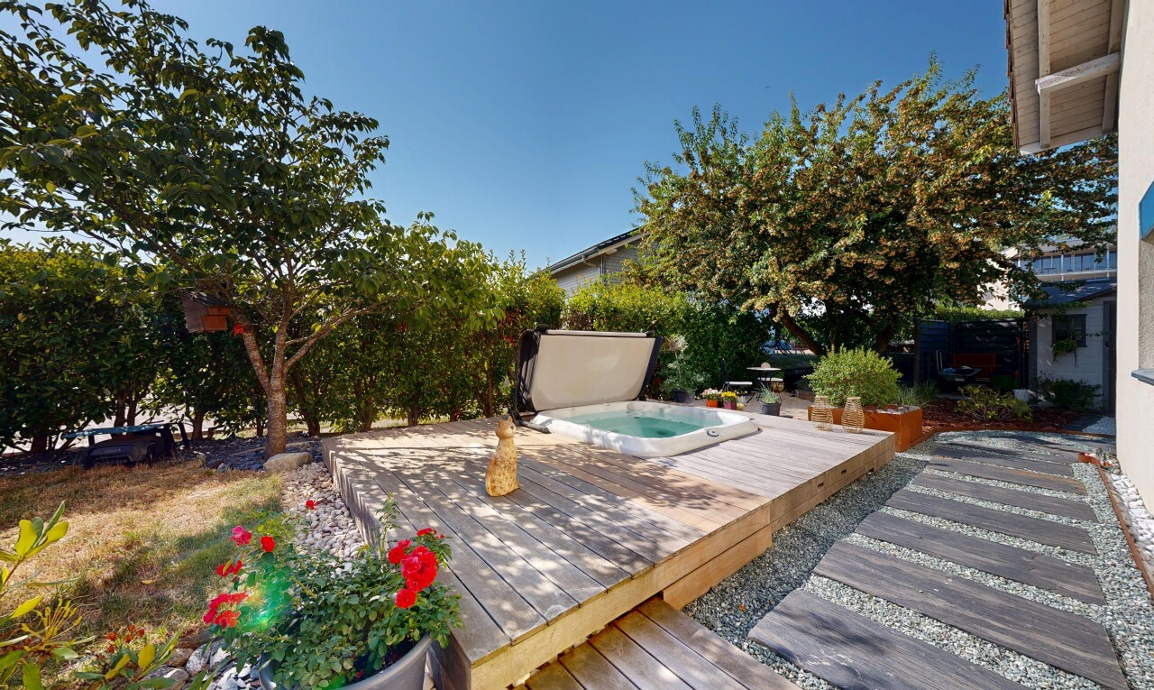 terrasse avec terrasse, from property, bain à remous, et day time