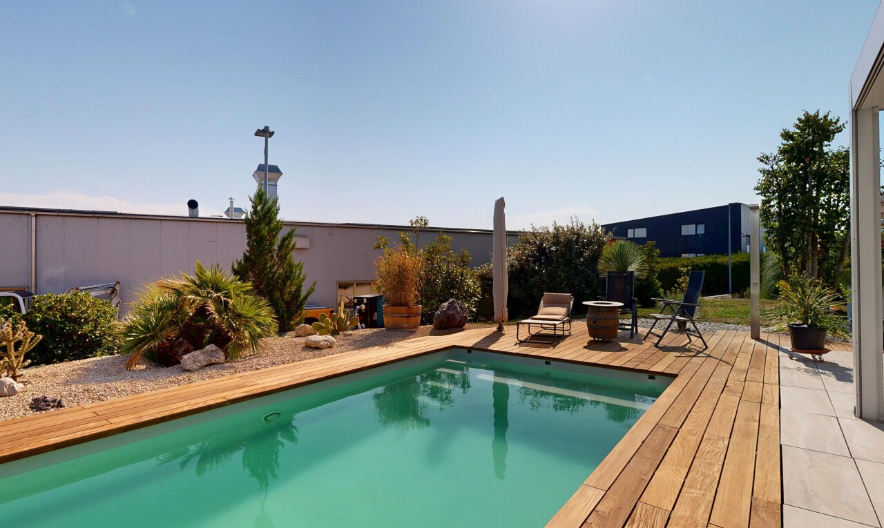 piscine avec terrasse, piscine, from property, clôture, et day time