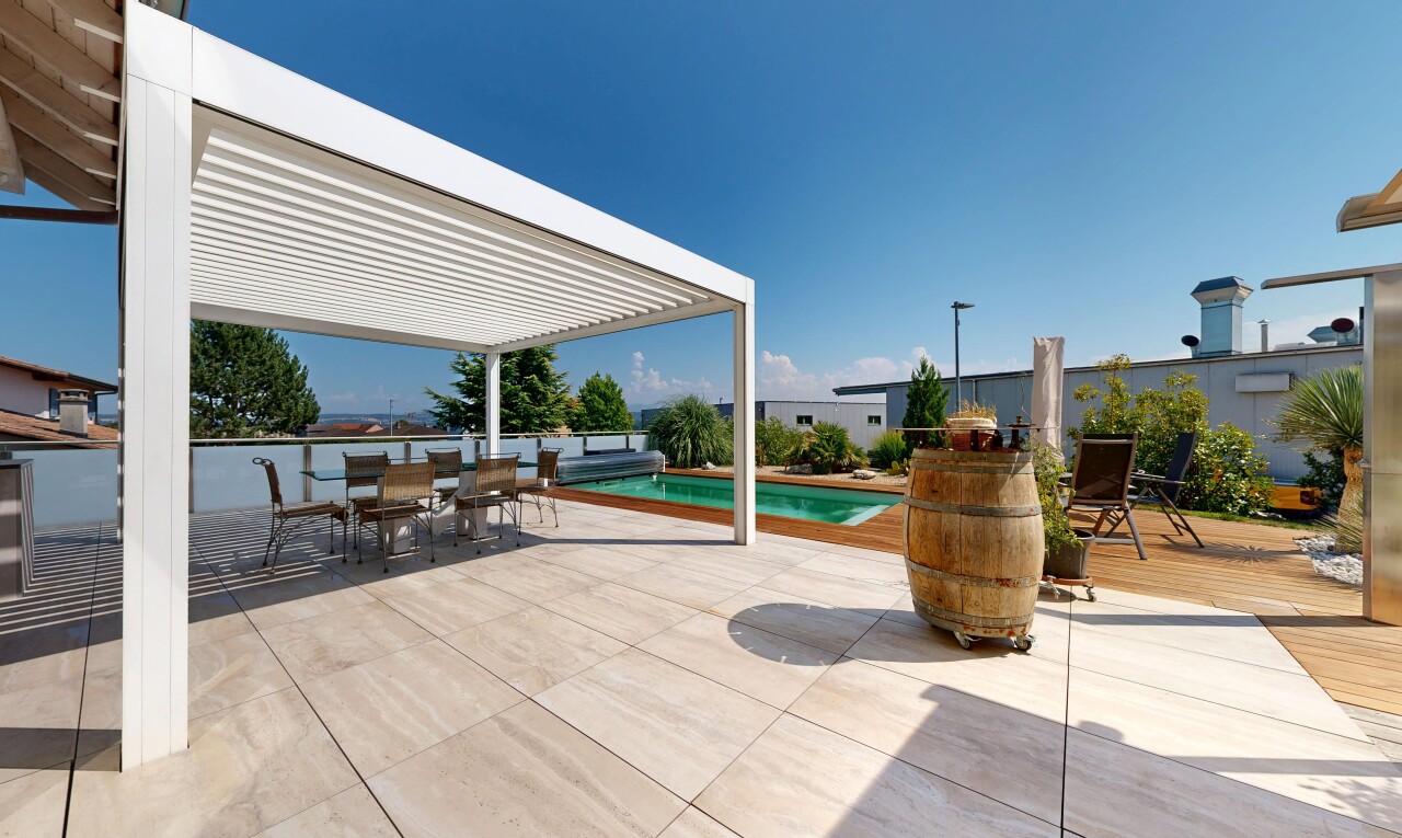 terrasse avec piscine, coin repas extérieur, day time, terrasse, et from property