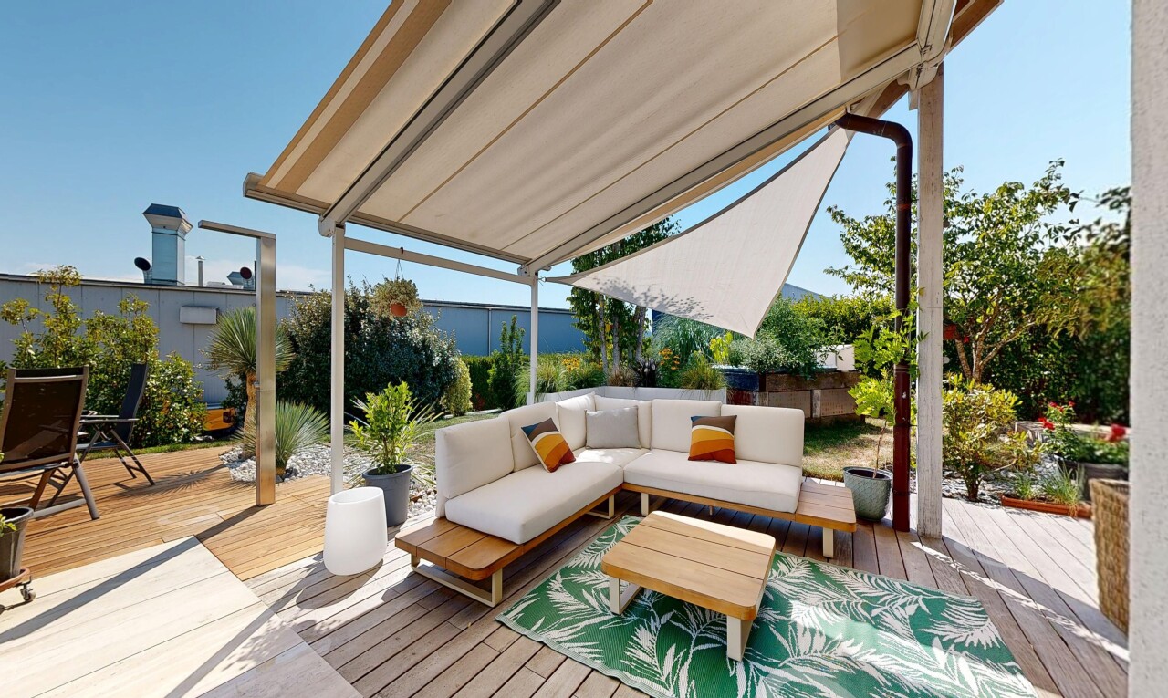 terrasse avec espace de vie extérieur, terrasse, from property, et day time