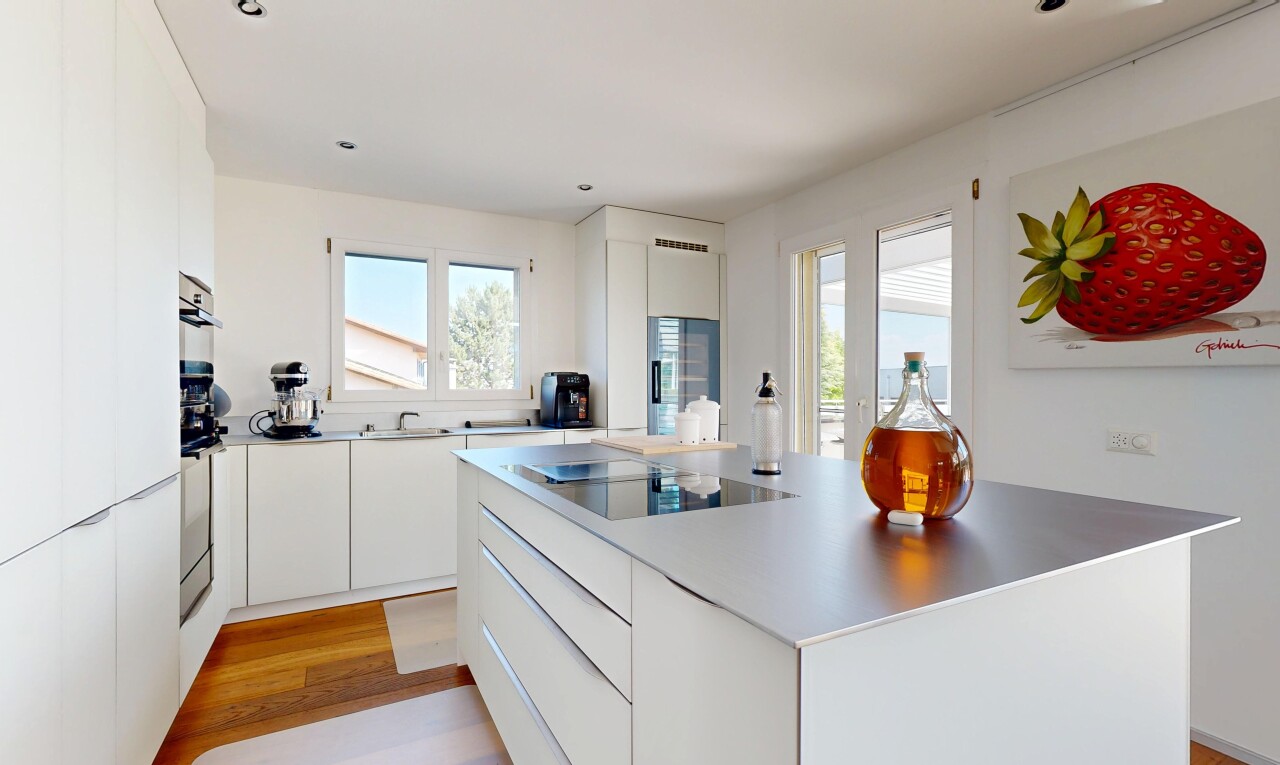 cuisine avec flat panel cabinets, armoires à panneau plat, white cabinets, armoires blanches, et light countertops