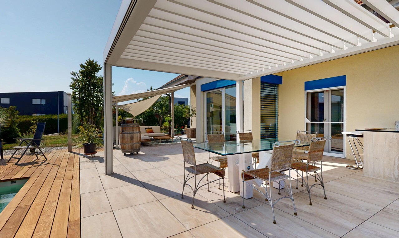 terrasse avec coin repas extérieur, from property, terrasse, pergola, et property visible