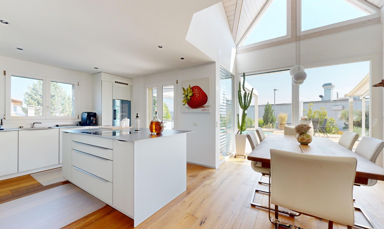 cuisine avec flat panel cabinets, armoires à panneau plat, light floor, wood finish floor, et sol en finition bois
