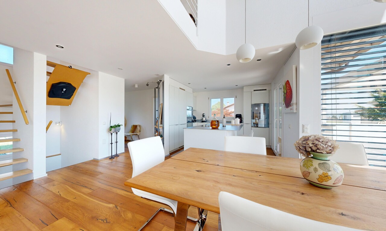 salle à manger avec escaliers, wood finish floor, sol en finition bois, light floor, et drywall