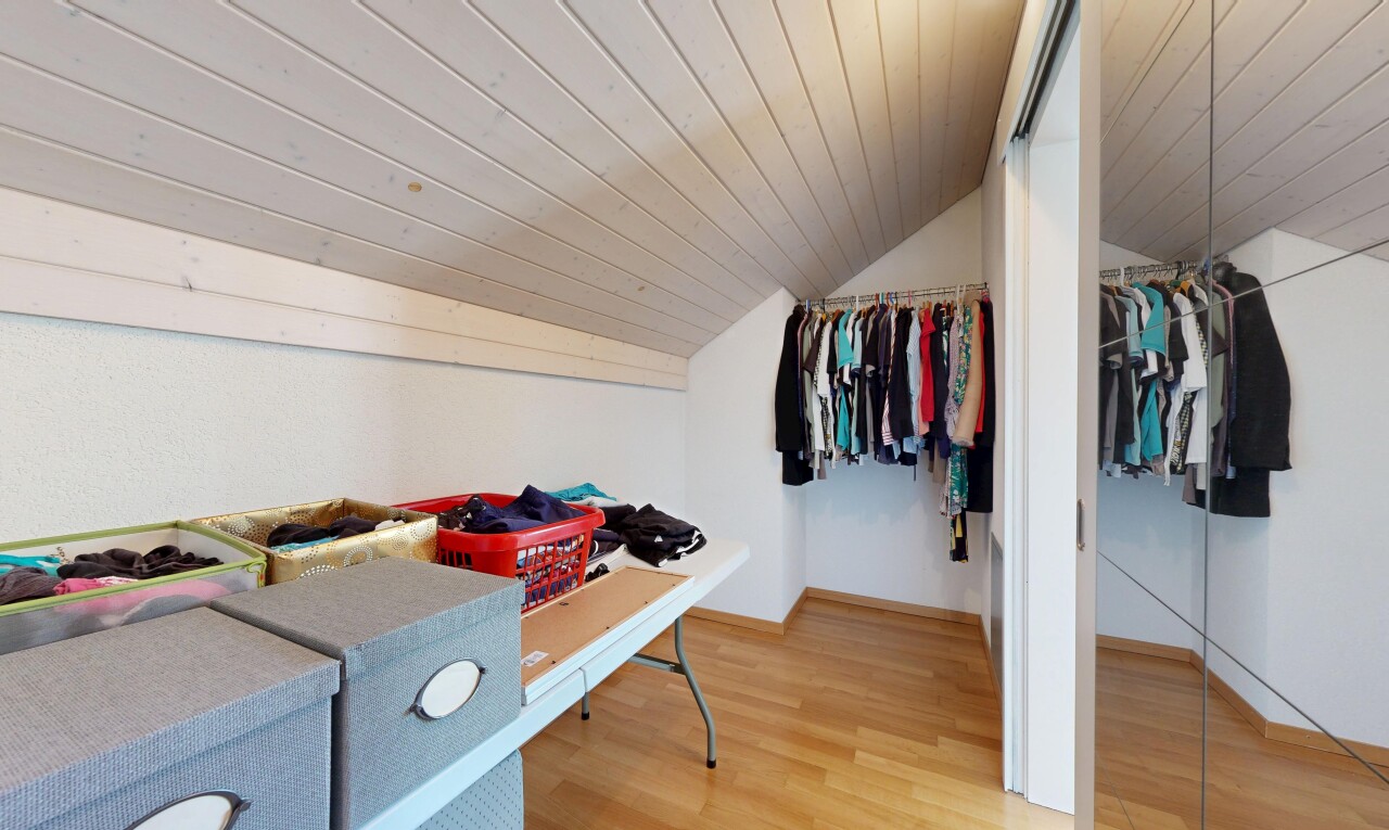 dressing avec wood finish floor, sol en finition bois, vaulted ceiling, plafond voûté, et low ceiling