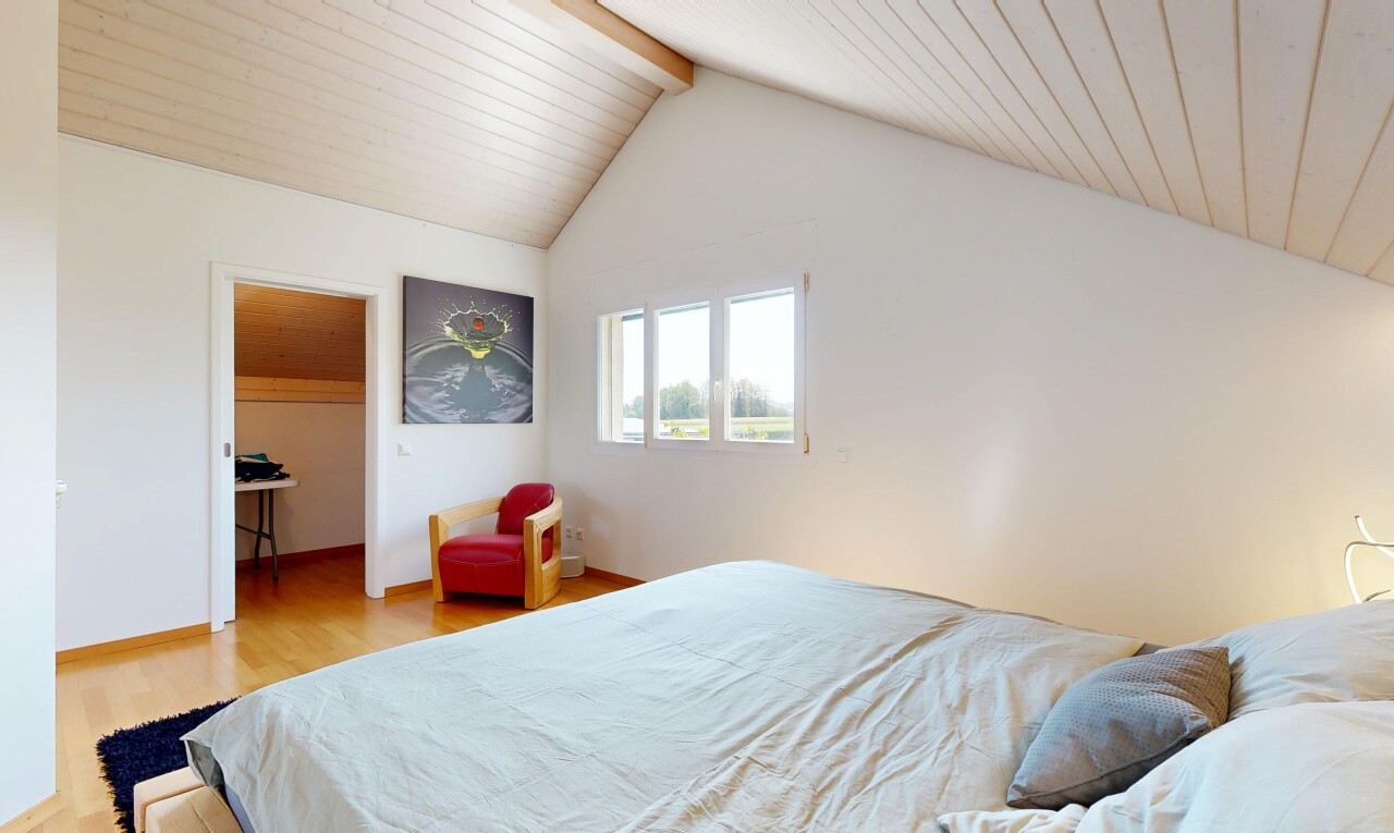 chambre avec high end ceiling, wood finish floor, sol en finition bois, drywall, et cloison sèche