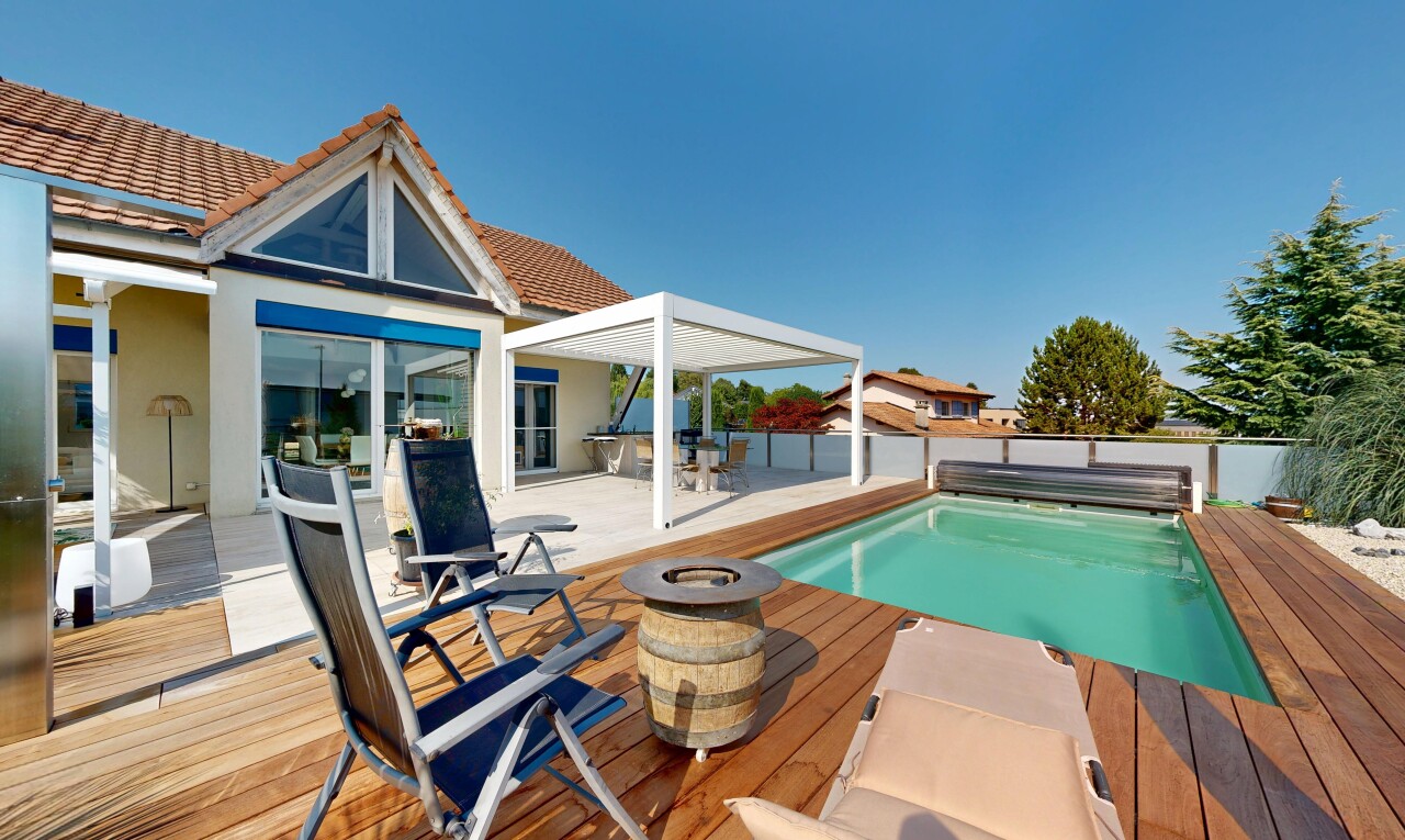 piscine avec terrasse, from property, piscine, clôture, et day time