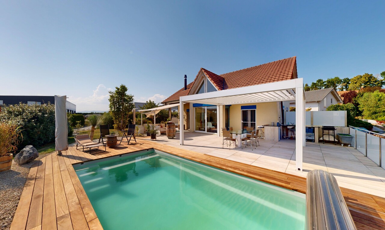piscine avec terrasse, piscine, cuisine extérieure, day time, et from property
