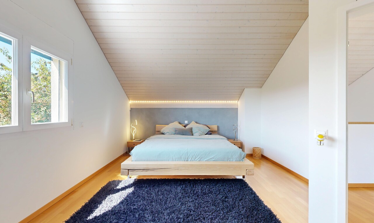 chambre avec pièce supplémentaire, cloison sèche, drywall, plafond voûté, et vaulted ceiling