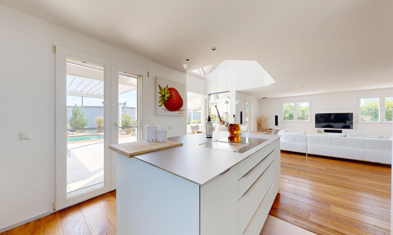 cuisine avec kitchen island, îlot de cuisine, light countertops, plans de travail, et lumière naturelle