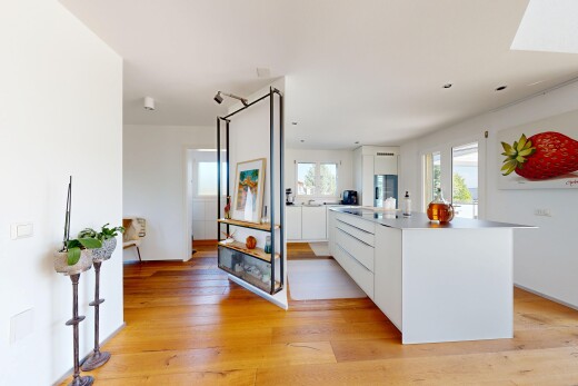 cuisine avec flat panel cabinets, armoires à panneau plat, sol en finition bois, wood finish floor, et light floor