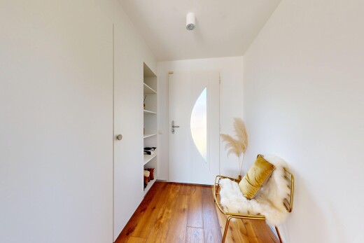 wohnzimmer mit eingebaute regale, wood finish floor, holzfußboden, drywall, und gipskartonwand
