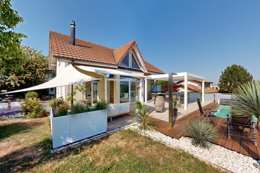 façade avec toit en tuiles, terrasse, day time, property visible, et from property