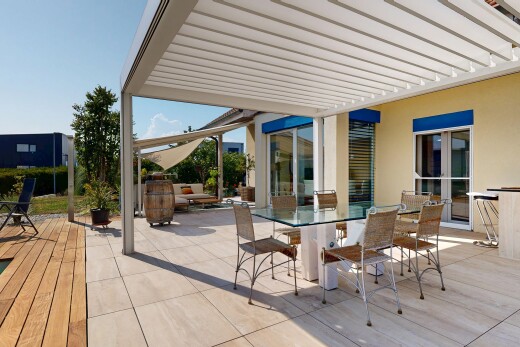 terrasse avec coin repas extérieur, from property, terrasse, pergola, et property visible