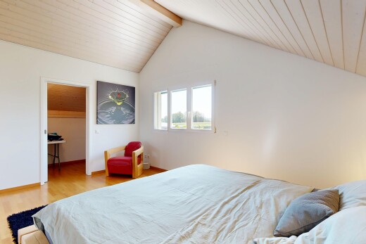 chambre avec high end ceiling, wood finish floor, sol en finition bois, drywall, et cloison sèche
