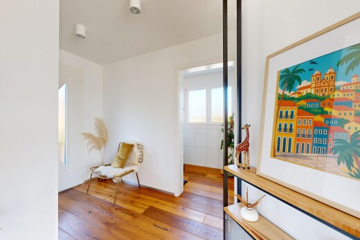 couloir avec sol en finition bois, wood finish floor, cloison sèche, drywall, et hardwood floor
