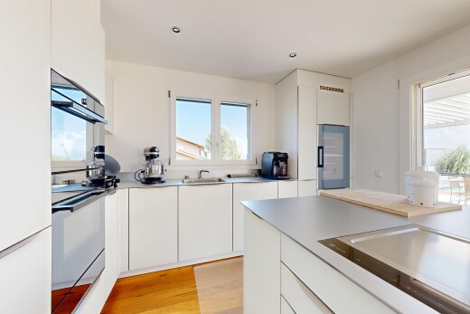 cuisine avec light floor, flat panel cabinets, armoires à panneau plat, wood finish floor, et sol en finition bois