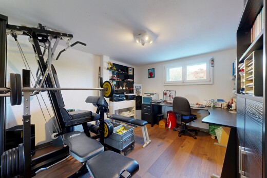 gym avec sol en finition bois, wood finish floor, inside property, cloison sèche, et drywall