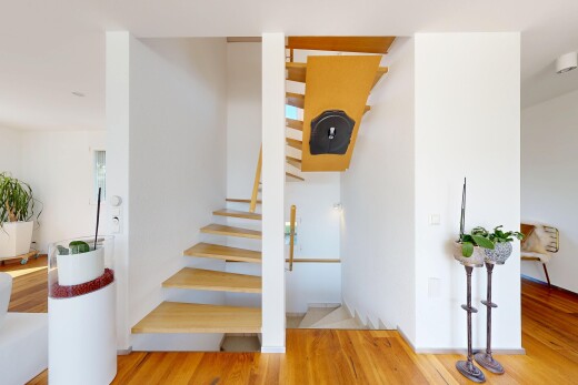 escaliers avec sol en finition bois, wood finish floor, escaliers, cloison sèche, et drywall