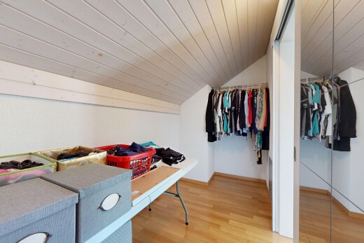 dressing avec wood finish floor, sol en finition bois, vaulted ceiling, plafond voûté, et low ceiling