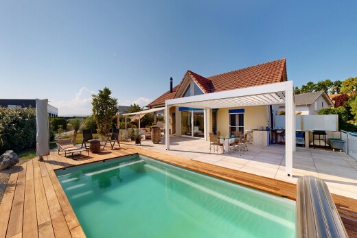 piscine avec terrasse, piscine, cuisine extérieure, day time, et from property
