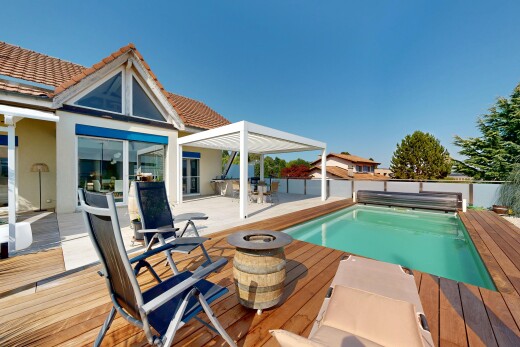 piscine avec terrasse, from property, piscine, clôture, et day time